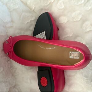 New Fitflop DELICATO Cute Bow Soft Leather
Ballerinas size 6.5 in Redberry color
